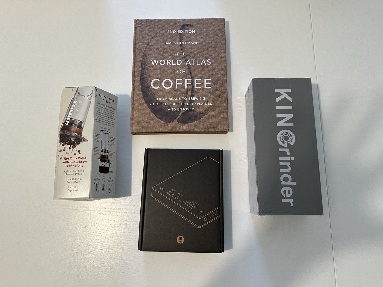 AeroPress, World Atlas of Coffee, KINGrinder, balança