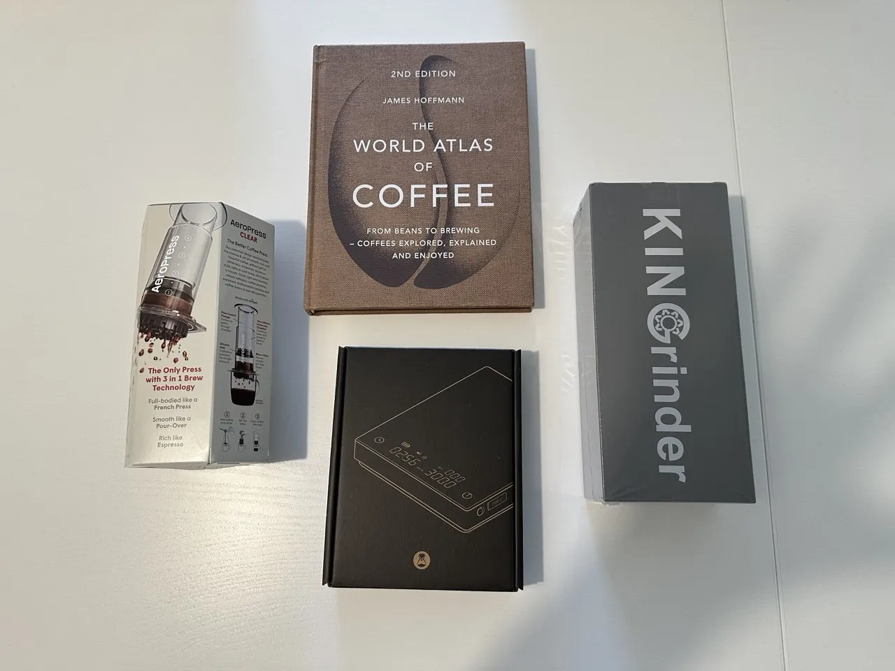 AeroPress, World Atlas of Coffee, KINGrinder e balança