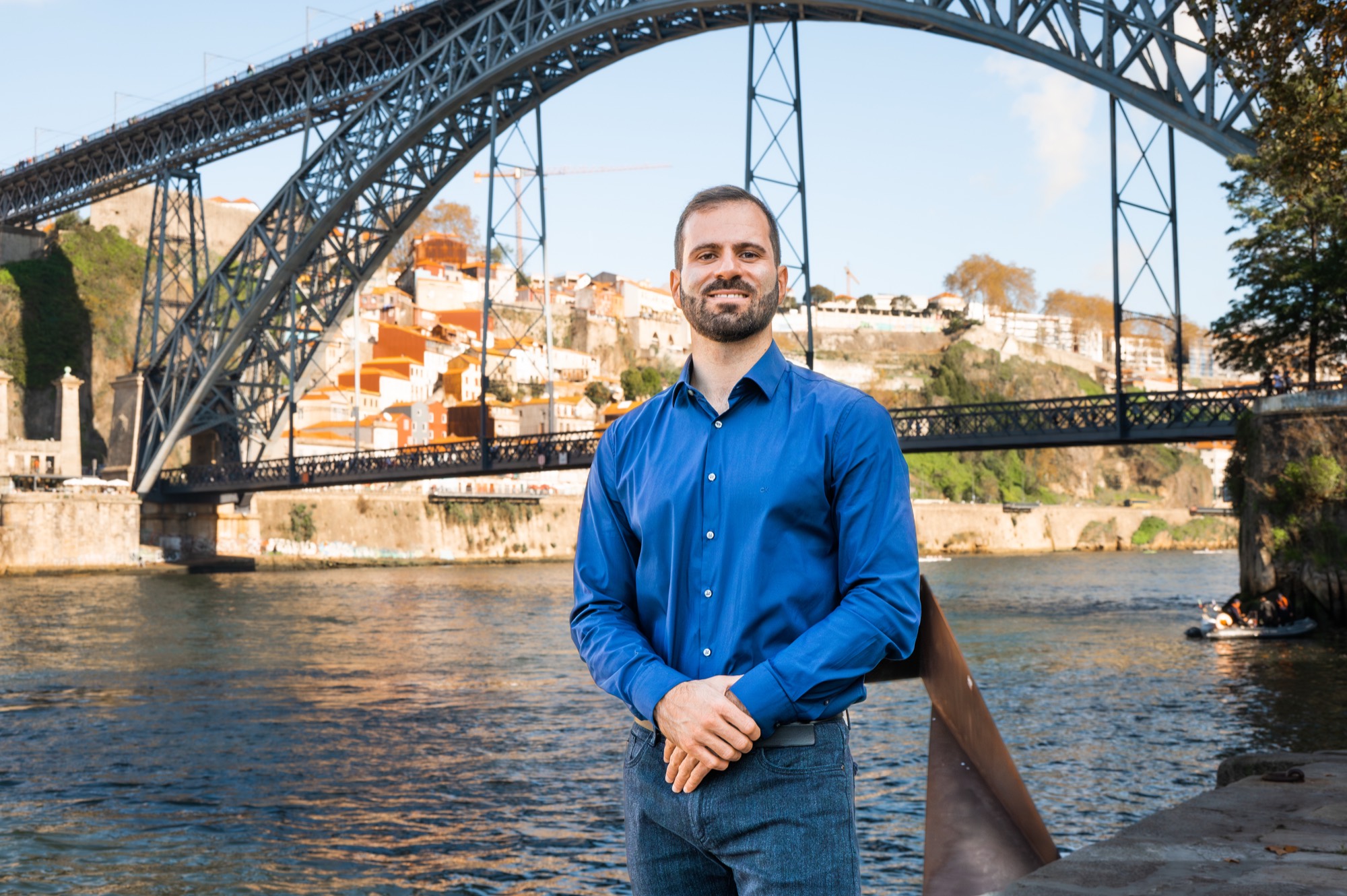 André standing by the Douro with the Luís I bridge behind him